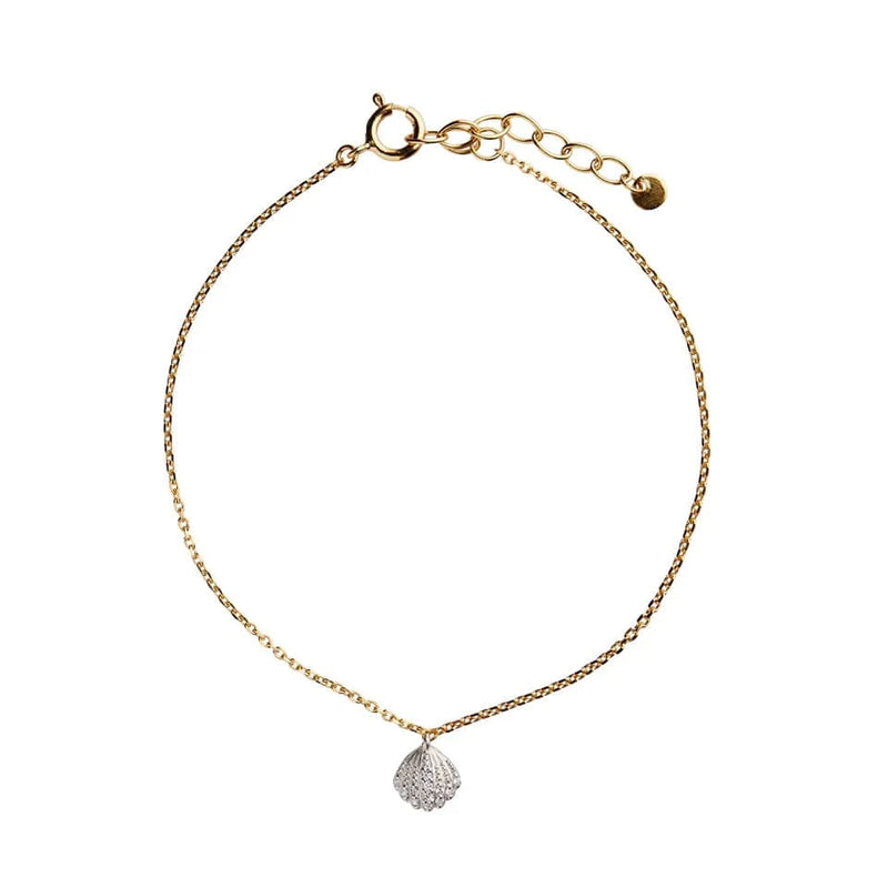 Stine a Tres PEtit Vintage Shell Bracelet