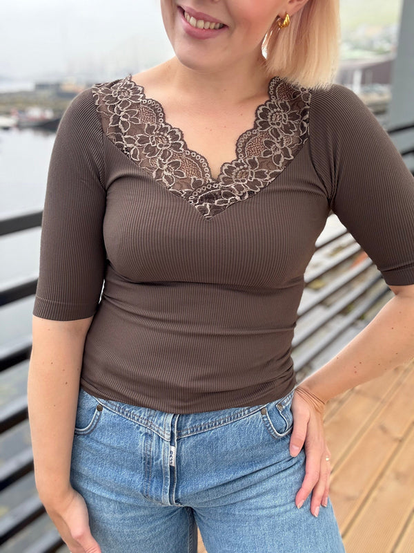 Tim & Simonsen Belen rib V-lace top SS - Caffe
