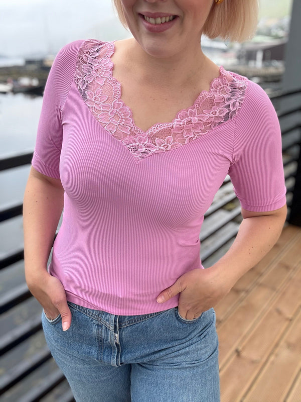 Tim & Simonsen Belen rib V-lace top SS - Macaron