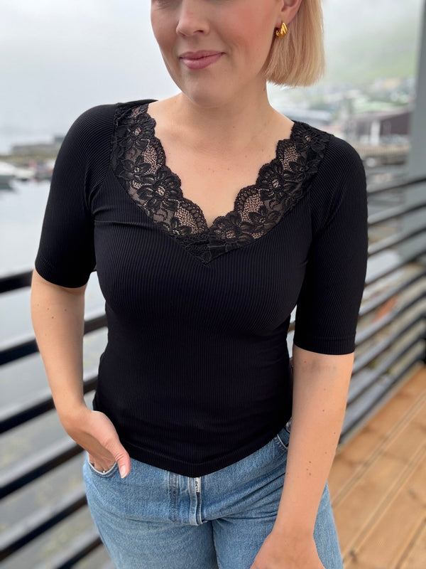 Tim & Simonsen Belen rib V-lace top SS - Black