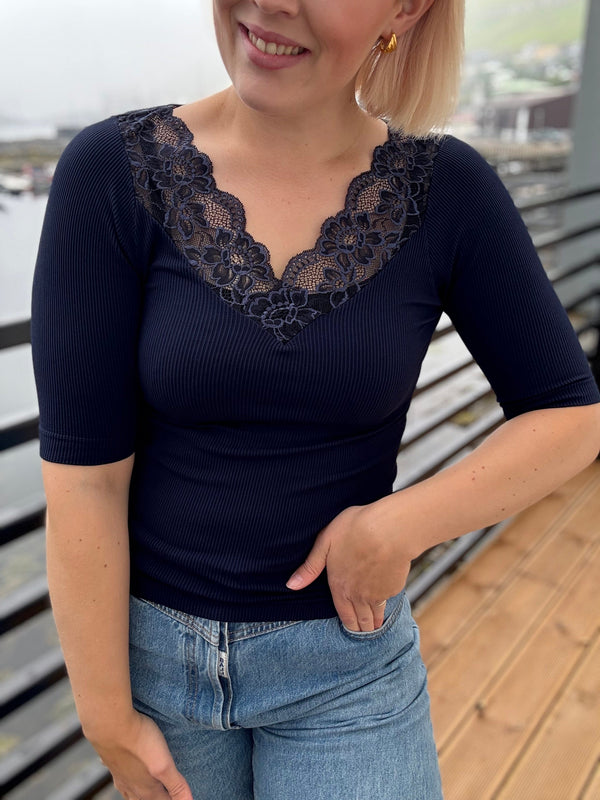 Tim & Simonsen Belen rib V-lace top SS - Navy